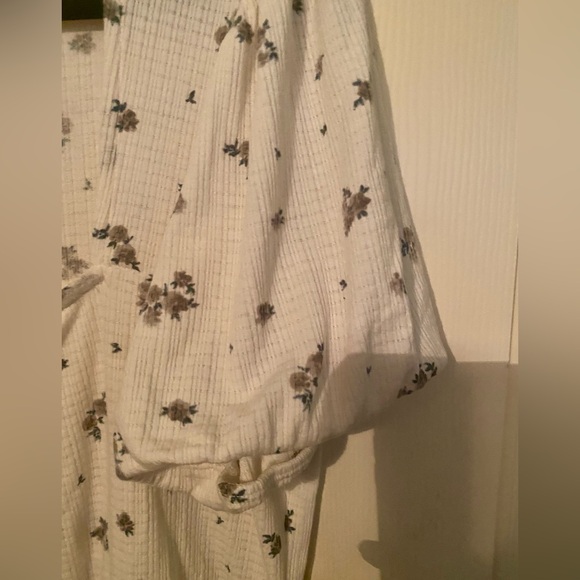 Torrid Lilith Ditsy floral top size 2 (2x 18-20) in cream color - Picture 4 of 8